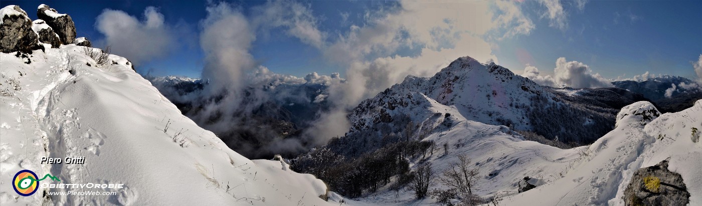 30 Salendo con vista sul Passo di Grialeggio e verso il Cancervo.jpg